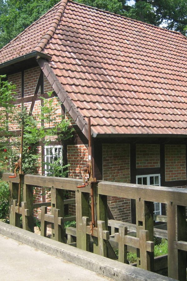 Die ehemalige, an einem großen Teich gelegene Wassermühle und weitere Gebäude des Mühlenhofes bilden den perfekten Rahmen für eine gemütliche Rast.